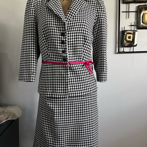 Sweet Suit Black and white trimmed in pink houndstooth, two-piece business suit - Picture 2 of 9